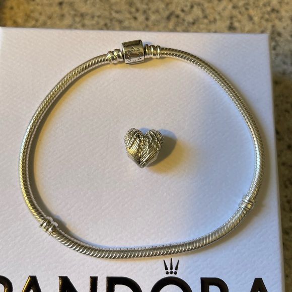 Pandora bracelet and 8 charms - Picture 8 of 15